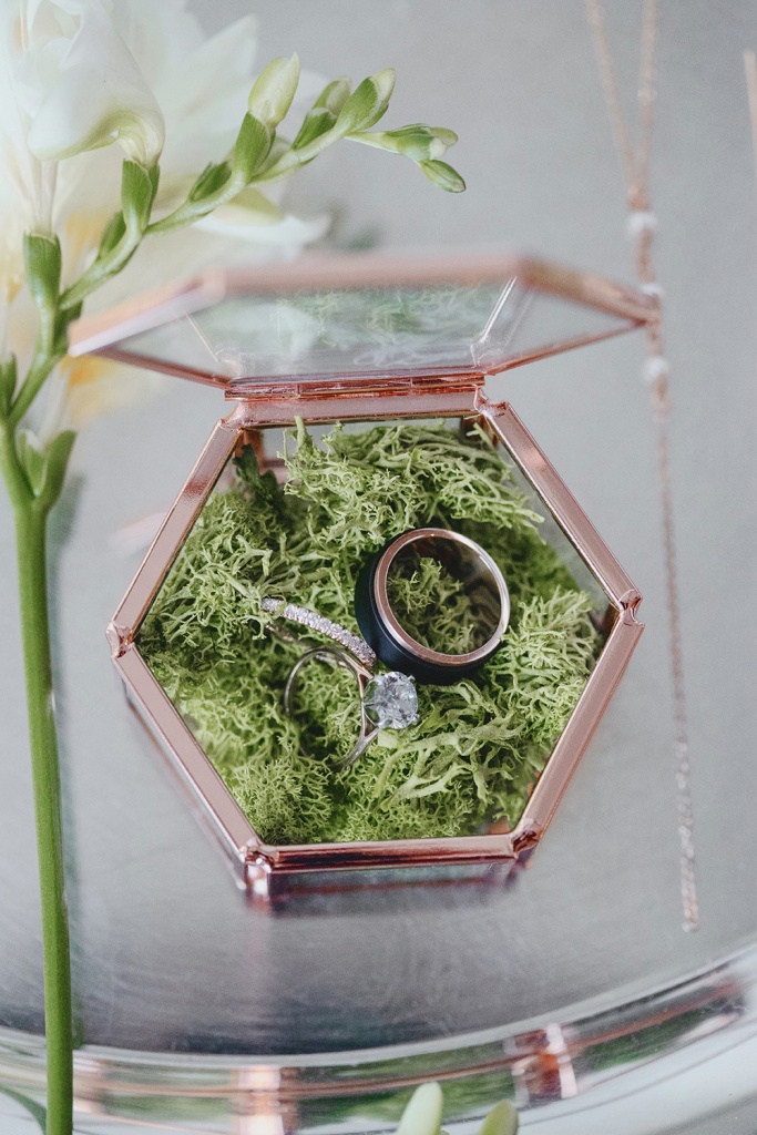 wedding rings and details